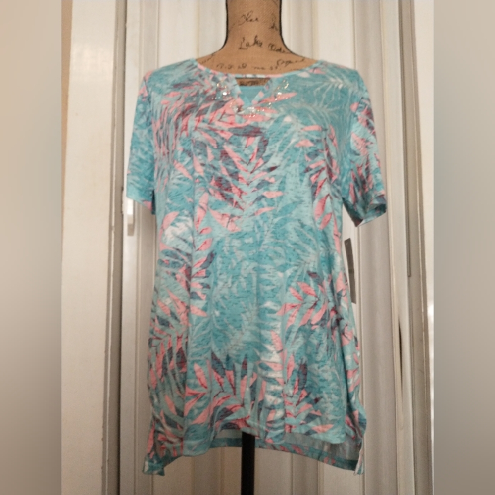 Embellished Short Sleeve Light V-Neck Cut Out Tshirt Split Side Hem